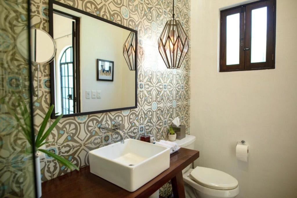 Diplomat Hotel bathroom