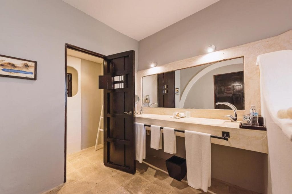 Hotel Hacienda bathroom