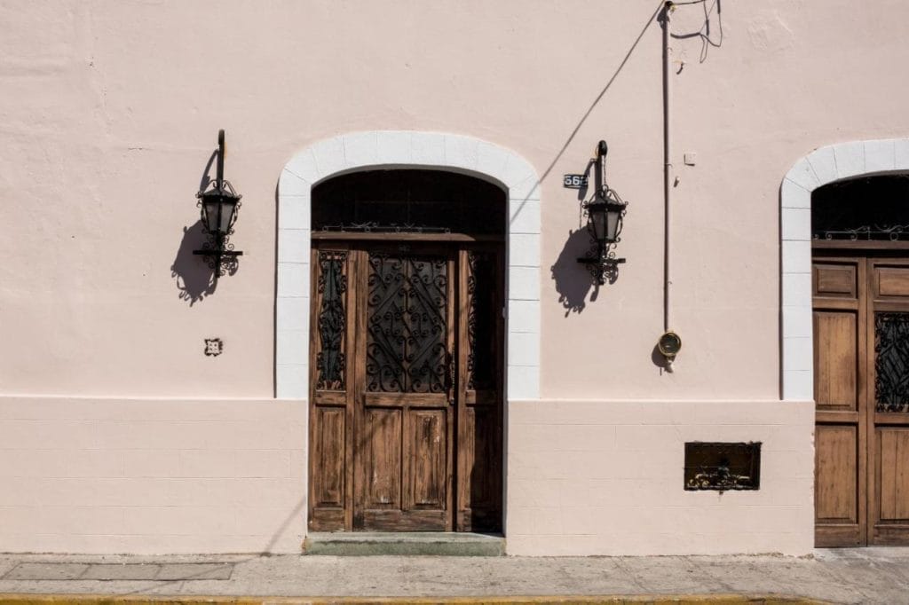 kuki y naranjo door