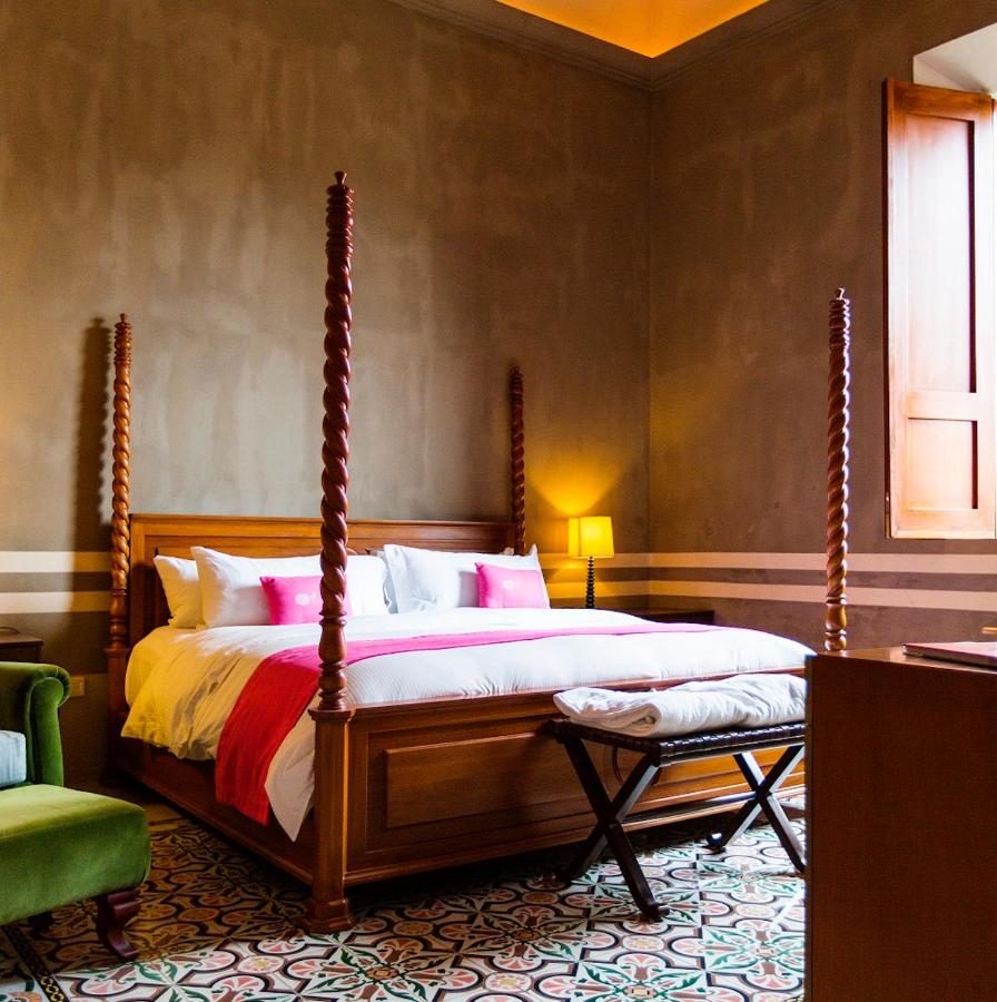 Rosas y Chocolate Hotel Room